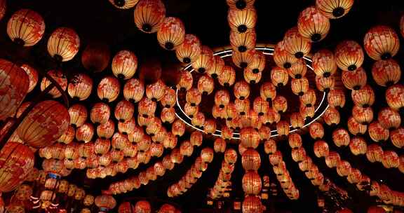 悬挂的中式灯笼夜景