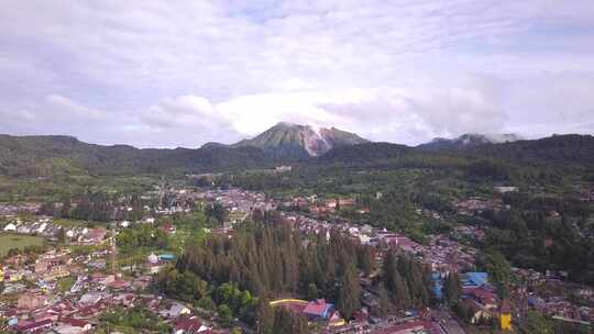 前升空无人机拍摄的活火山Sibayak山