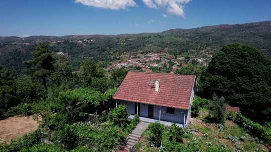 小屋俯瞰乡村山谷与村庄在葡萄牙。