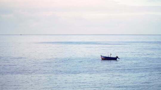 海面意境小船