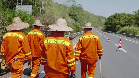 高速公路养护人员行走背影环卫工人高速维护