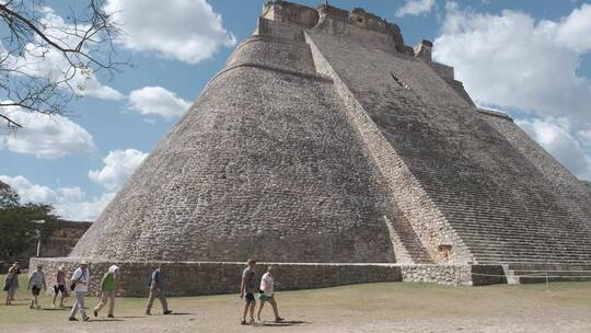 墨西哥奇琴伊察玛雅金字塔风景名胜行人地拍