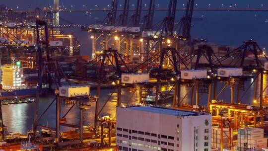 巨型起重机在香港贸易港作业