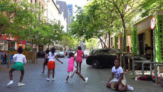 年轻的黑人儿童在街道上跳舞