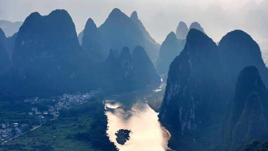 壮观的喀斯特地貌风光全景