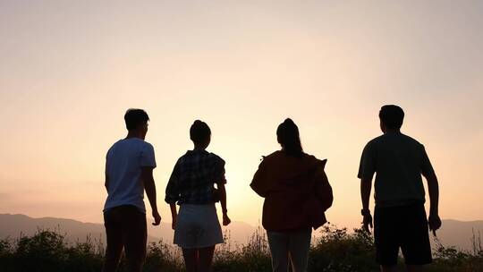 活力青年山顶夕阳下开心跳跃