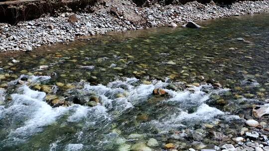 清澈的溪流水面