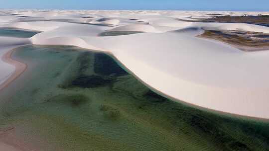 巴西标志性的雨水湖和沙丘