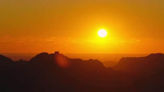 金色晨曦中的长城日出壮丽景色山峦夕阳全景