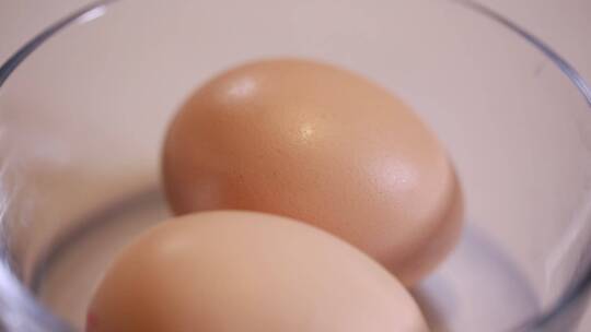 碗里的两枚鸡蛋的特写