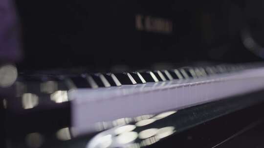 弹钢琴 钢琴特写