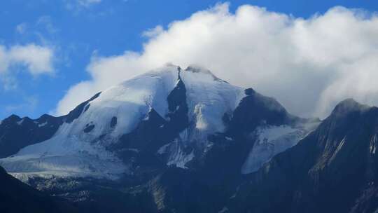 四川甘孜横断山脉乌库楚雪山延时风光