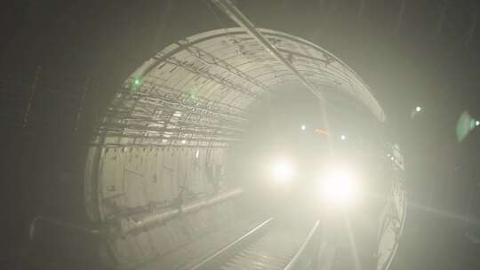 地铁穿梭黑暗隧道，地铁隧道高速行驶