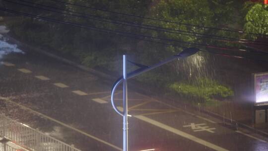 路灯 大雨 雨夜 路面 街道 瓢泼大雨