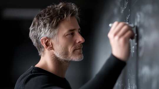 专家学者演算公式专注科研