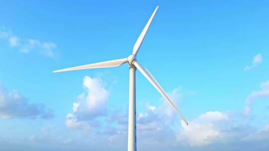 海南文昌木兰湾蓝天下的新能源风力发电机
