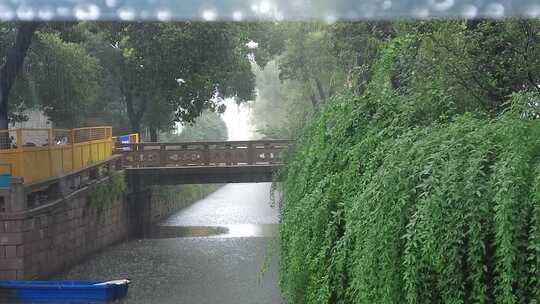 城市下雨素材雨水雨滴实拍