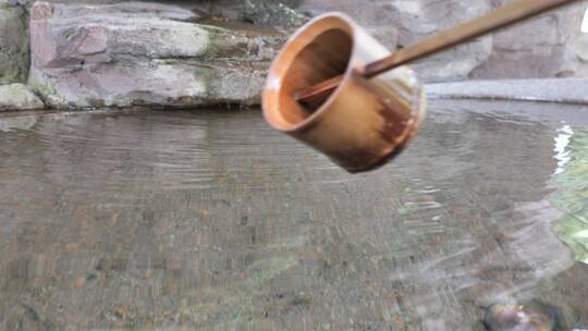 竹筒舀水视频素材模板下载
