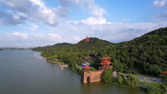 航拍武汉5A级旅游景区东湖与古建筑楚城视频素材模板下载
