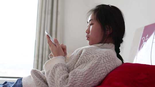 用手机上网的中国女人
