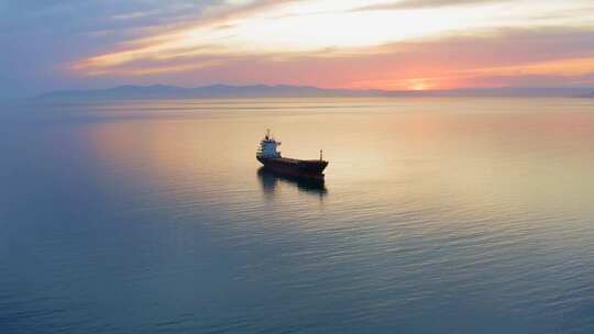 夕阳下湖面海面一艘船唯美意境电脑动态壁纸