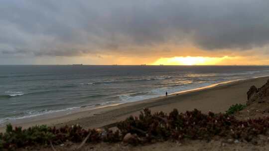 日落下海浪拍打着海滩