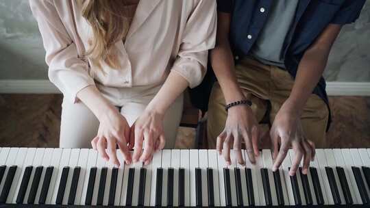 弹钢琴琴键手指特写
