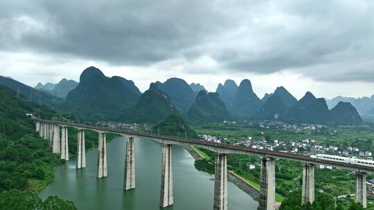 广西桂林动车驶过高架桥