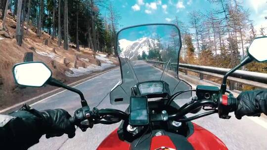 一辆摩托车在山上行驶的景色