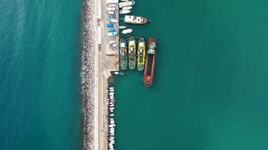 地中海港口的游艇