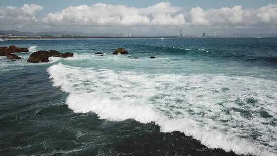 航拍海浪冲向岸边石头