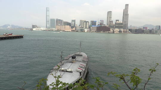 航拍从香港天星码头出发的摆渡船