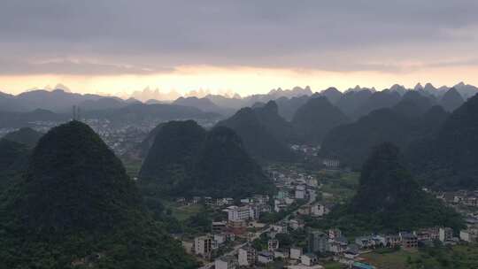 桂林阳朔县遇龙河风光，喀斯特峰林航拍