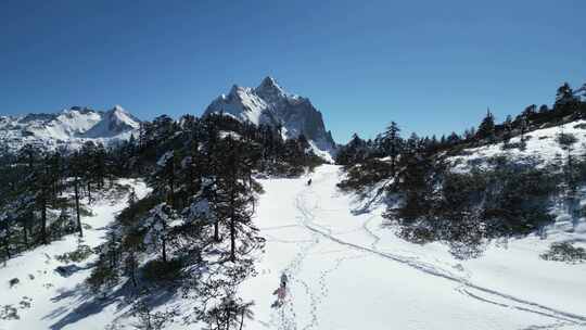 香格里拉孔雀山上升镜头雪山