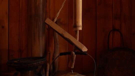 4K少数民族生活气息吊起来的水壶