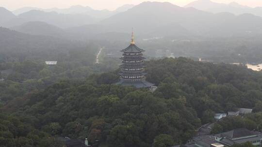 落日夕阳下的杭州西湖雷峰塔长桥上空航拍