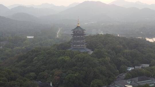 落日夕阳下的杭州西湖雷峰塔长桥上空航拍视频素材模板下载