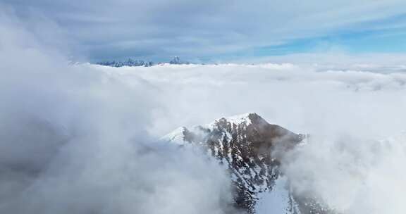 航拍云雾下的川西美丽雪山风景