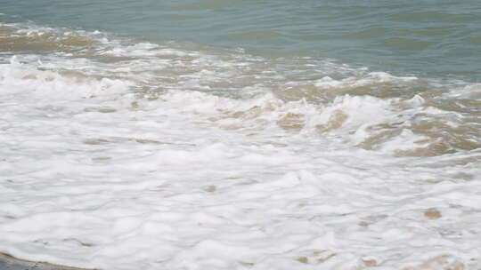 实拍海浪涌向海滩