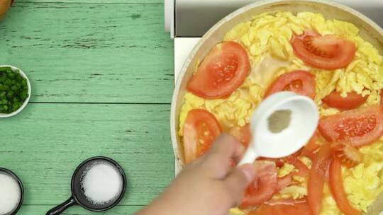 西红柿鸡蛋放入调味品