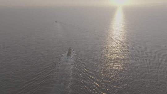 海面船只 航迹光影航拍