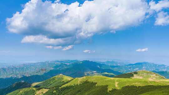 夏季蓝天白云绿色高山草甸群山大气风光