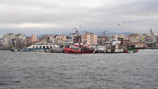 土耳其城市恰纳卡莱海湾的渔船