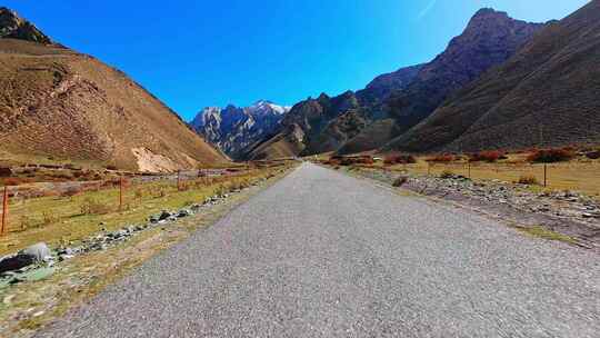 新藏线公路沿途雪山荒漠峡谷沙漠蓝天风光