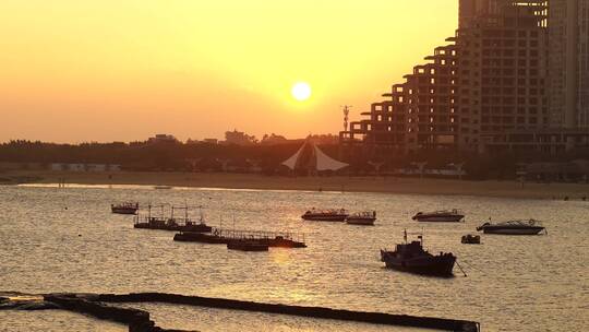 海边夕阳日落晚霞港口渔船安静唯美湖边岸边