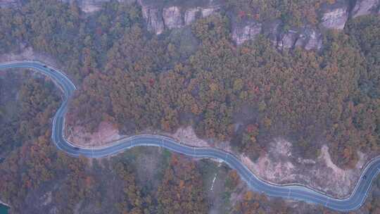 美丽秋季山间公路