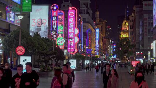 上海人民广场地铁站台人行通道