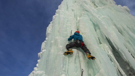 专业设备的成人攀岩冰山