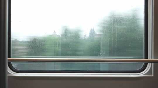 火车车窗外的沿途风景