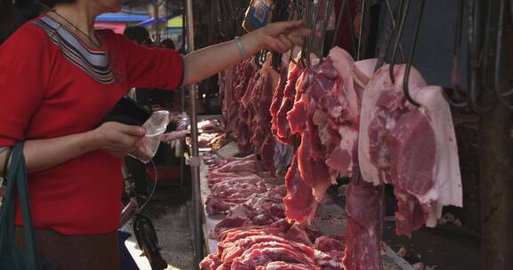 城市露天菜市场生猪肉摊位消费旺盛热闹集市